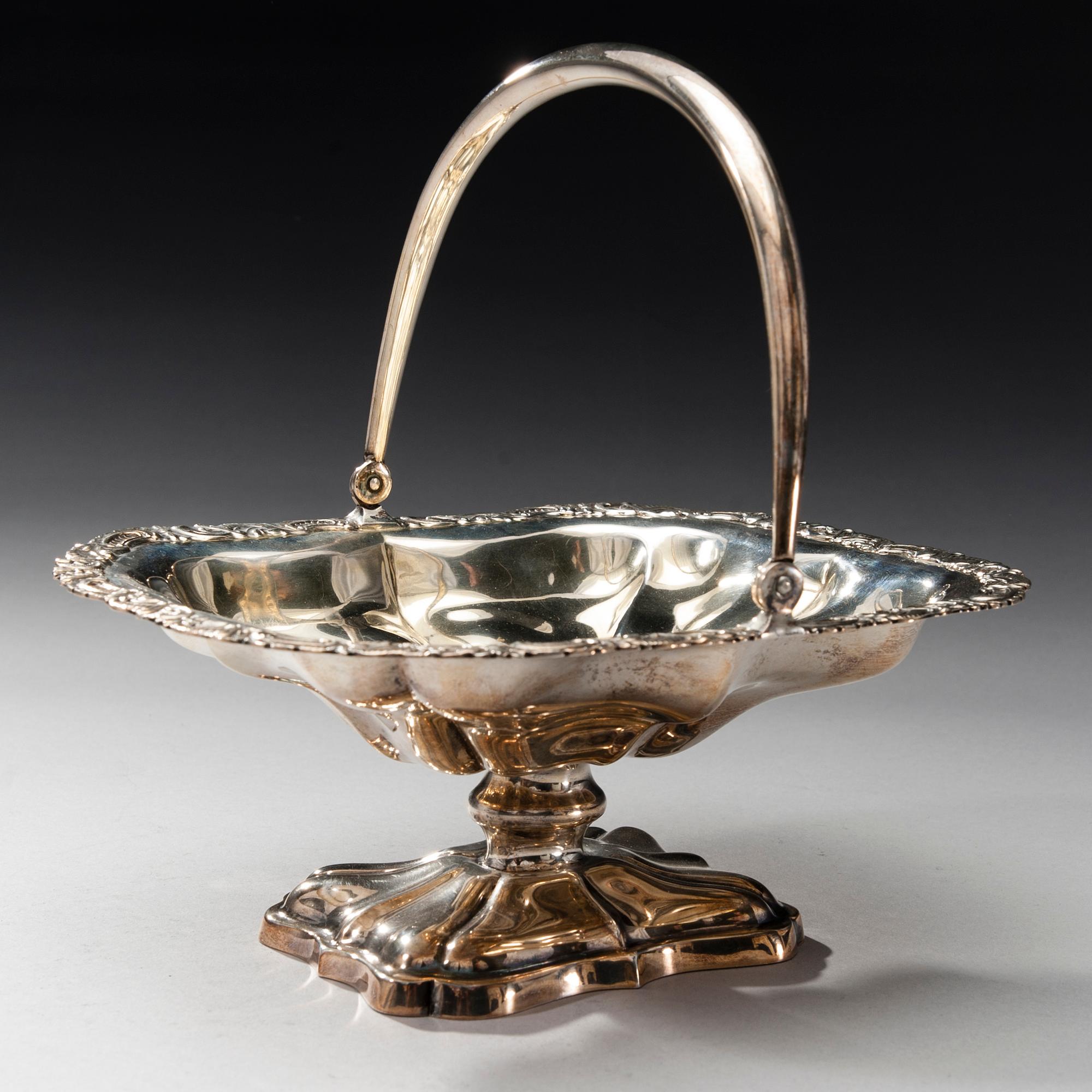 BRÖDKORG, silver, Helsingfors 1942. Vikt 456,7 g.
