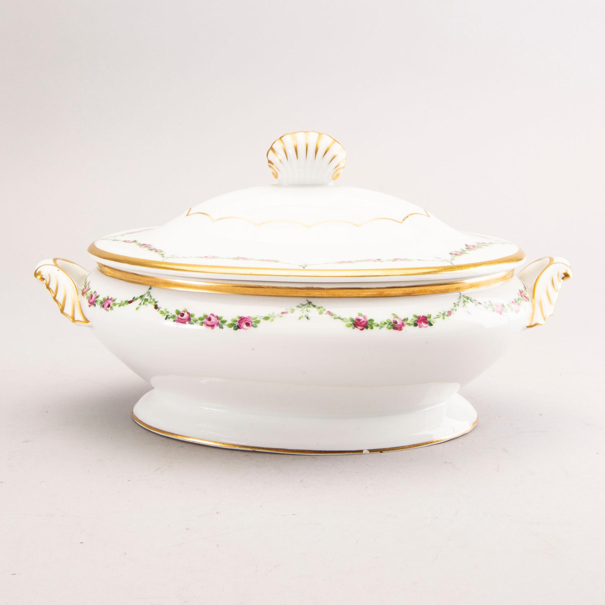 A Royal Copenhagen porcelain 55 pcs dinner service model 478 mid 1900s.