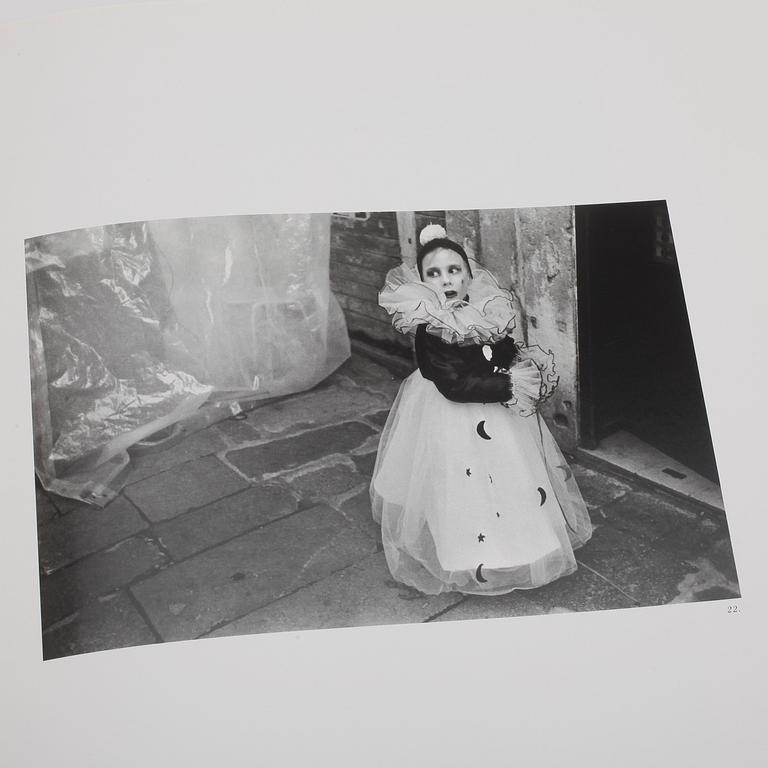 BOK, Karnevalen i Venedig, Fotografier av Ralph Nykvist och Anders Petersen.
