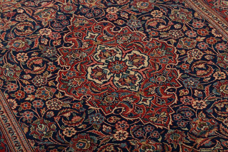 A RUG, a semi-antique Kashan, ca 210,5 x 132,5 cm.