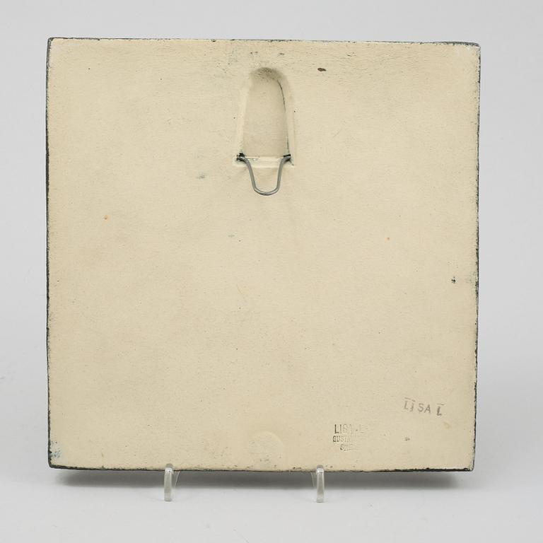 VÄGGRELIEF, brun stengodslera, "Jordgubbar", ur serien "Pomona", Lisa Larson, Gustavsberg, 1974-1979.