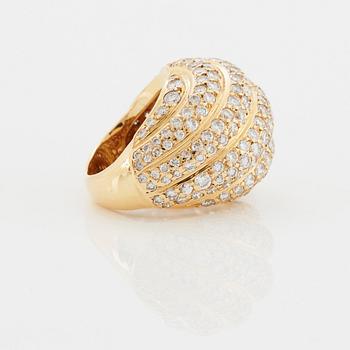 A Cartier ring in 18K gold set with round brilliant-cut diamonds.