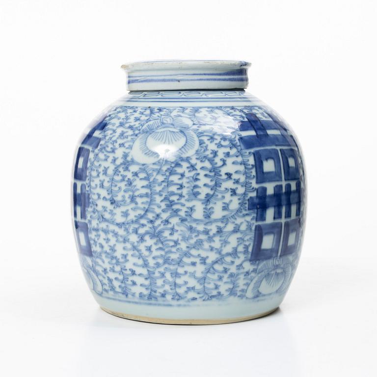 A Chinese blue and white porcelain jar with cover, Qing dynasty, 19th century.
