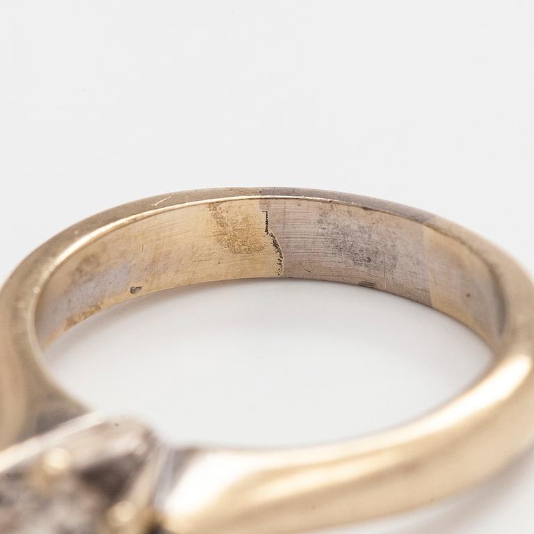 Ring, 18K guld med en briljantslipad diamant.