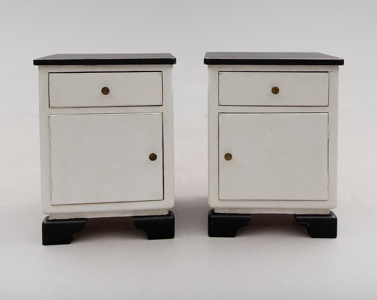 SÄNGBORD, 1 par, 1900-talets första hälft.