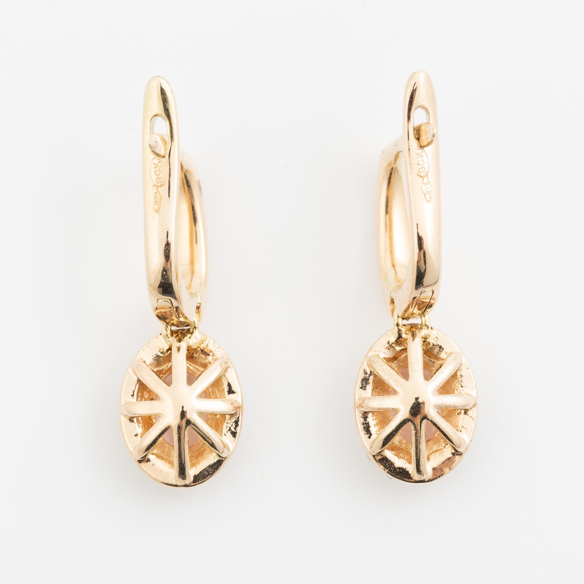 Earrings in 14K gold with oval morganites and brilliant-cut diamonds.