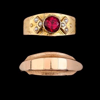 RINGAR, 2 st, 18 k guld, 1900-talets andra hälft. Total vikt ca 4 g.