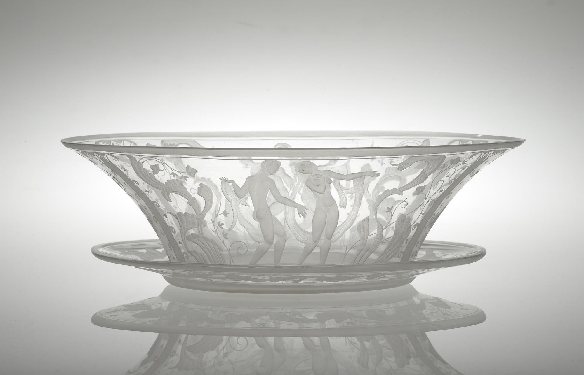 A Simon Gate engraved glass bowl with a plate, Orrefors 1930.