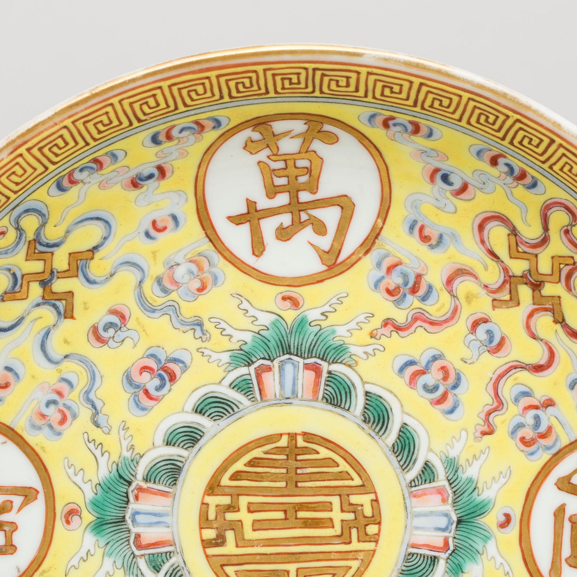 FOUR BOWLS WITH LID ON PLATE, CHINESE 20TH CENTURY.