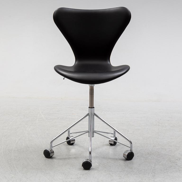 ARNE JACOBSEN, a series 7 'Sjuan' swivel chair, Fritz Hansen, 2018.