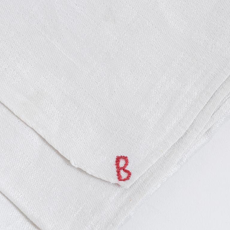 9 servetter samt 4 udda dukar, linnedamast, 18/1900-tal.