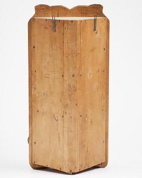 Jugend, hörnskåp, skulpterad björk, Sverige, tidigt 1900-tal.