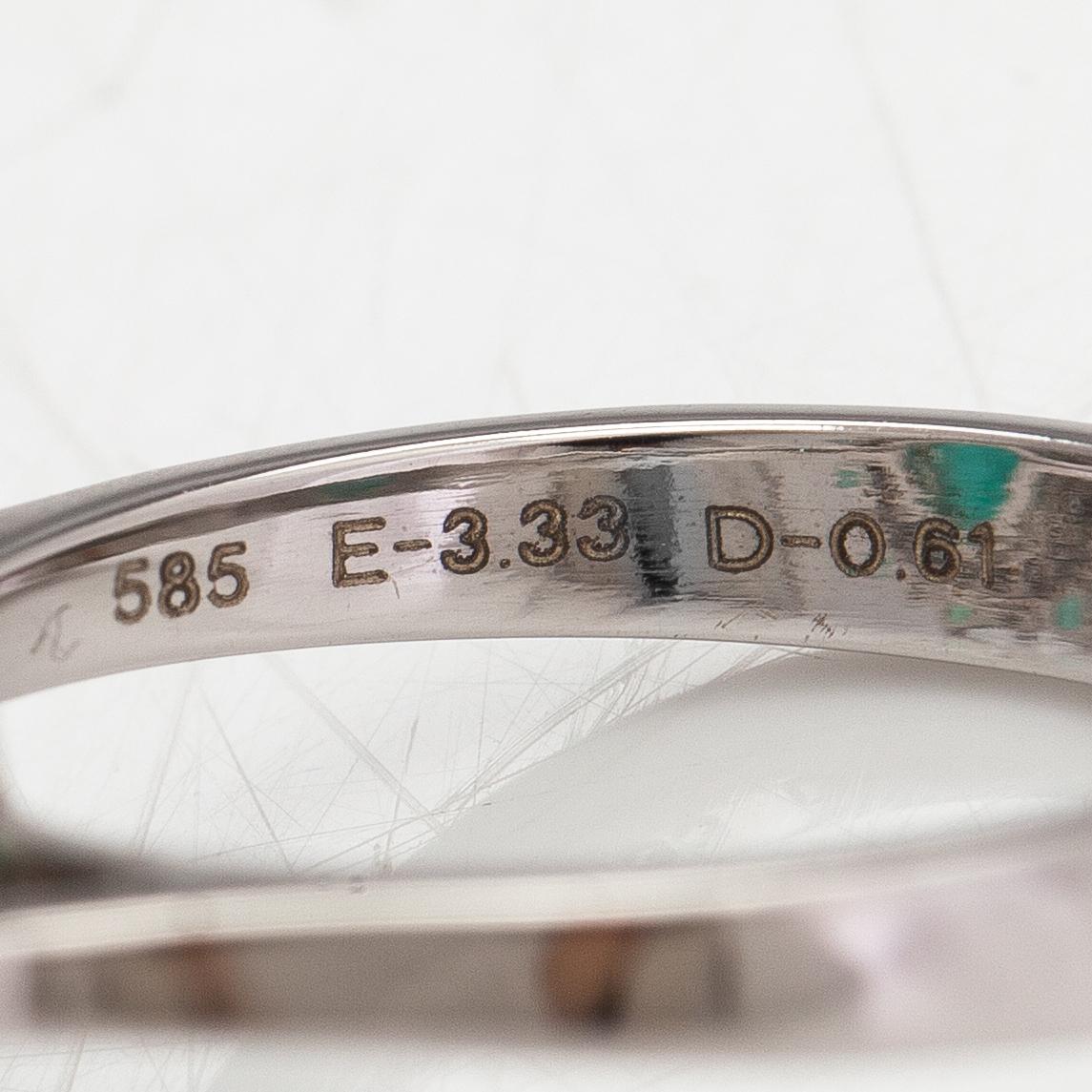 Ring, 14K vitguld, smaragder ca 3.89 ct totalt och diamanter ca 0.61 ct totalt. IGI-certifikat.