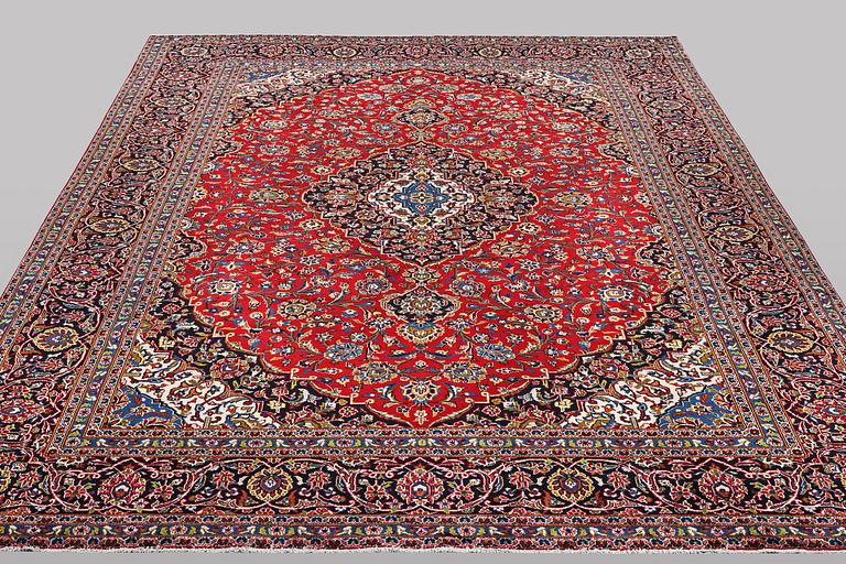 A carpet, Kashan, ca 392 x 293 cm.