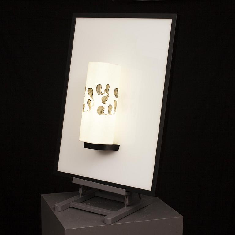 JYRKI VALKOLA
Vesikasveja 2 , 2013. 
Porslin, ädelträ, plexiglas, 73x53x18 cm.