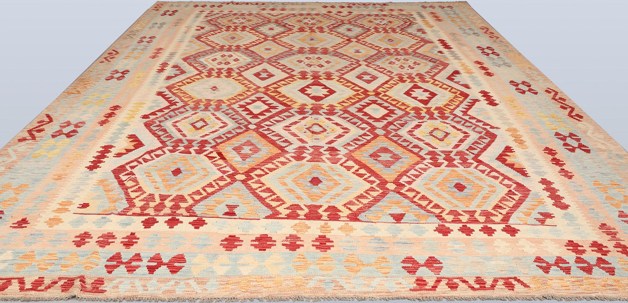 A Kilim carpet, approx. 489 x 308 cm.