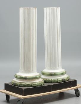 KOLONNER, ett par. Gustaviansk stil. 1900-talets andra hälft.