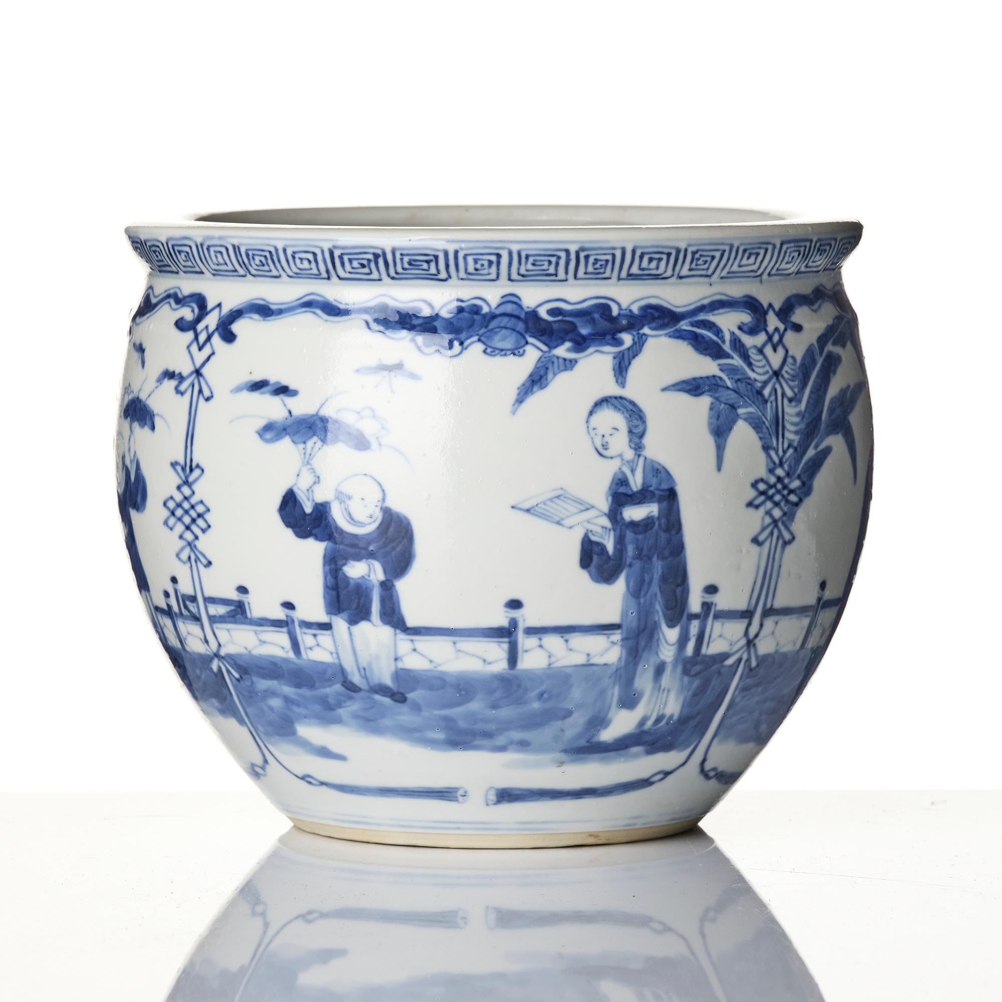 A Chinese blue and white porcelain flower pot, 20th century.