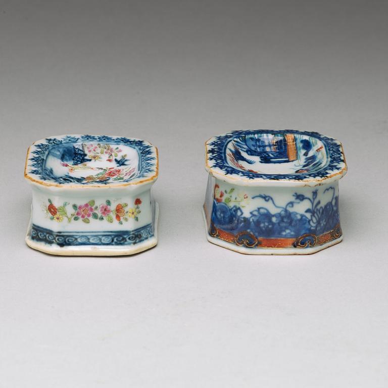 SALTKAR, två stycken, kompaniporslin. Qingdynastin, Qianlong (1736-95).