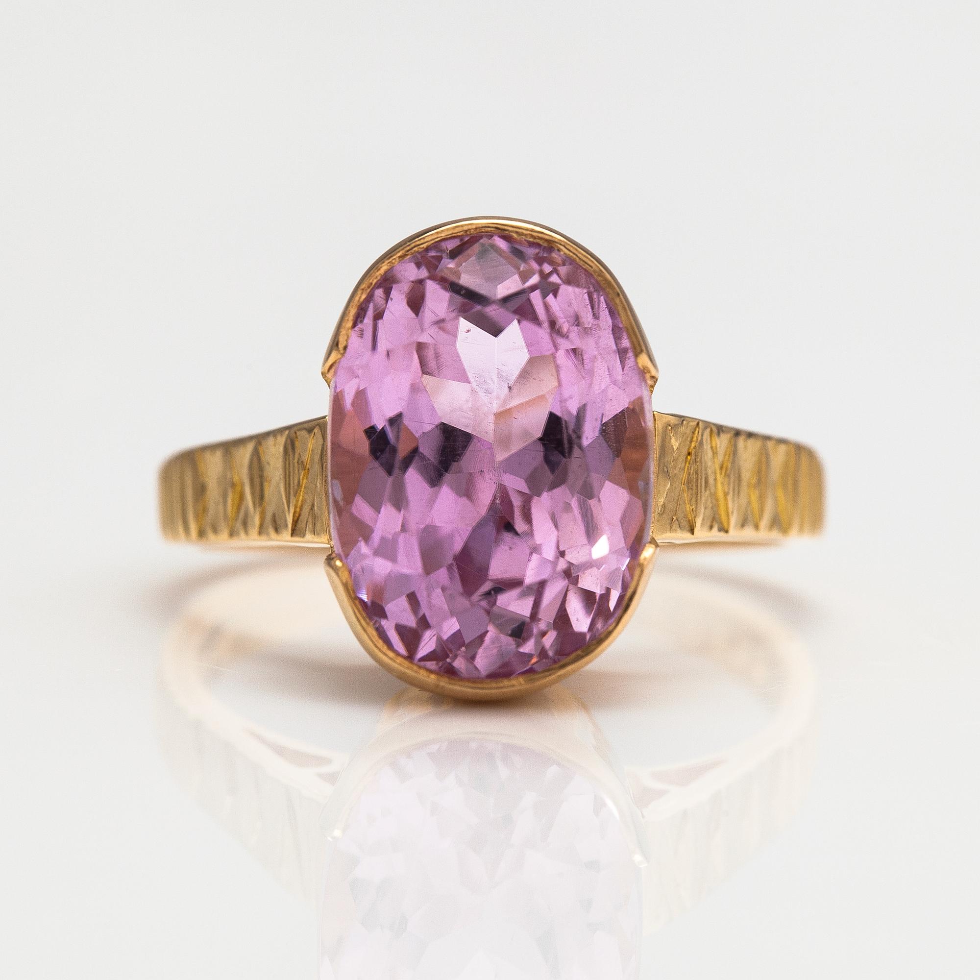 Ring, 18K guld och kunzit. Finska importstämplar 1970.