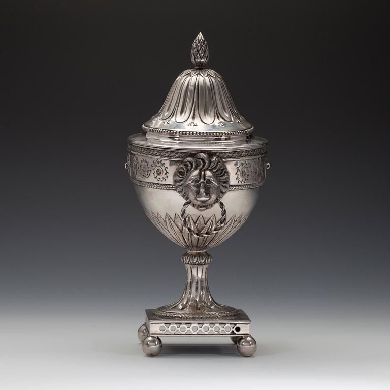 SOKERIKKO, hopeaa Stralsund 1700 l. loppu. Leimattu GJD. Korkeus 26,5 cm. Paino 833 g.