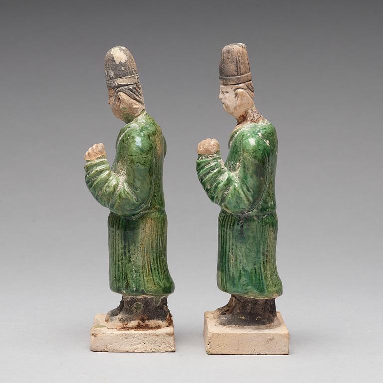 SKULPTURER, två stycken, lergods. Ming dynastin (1368-1644).