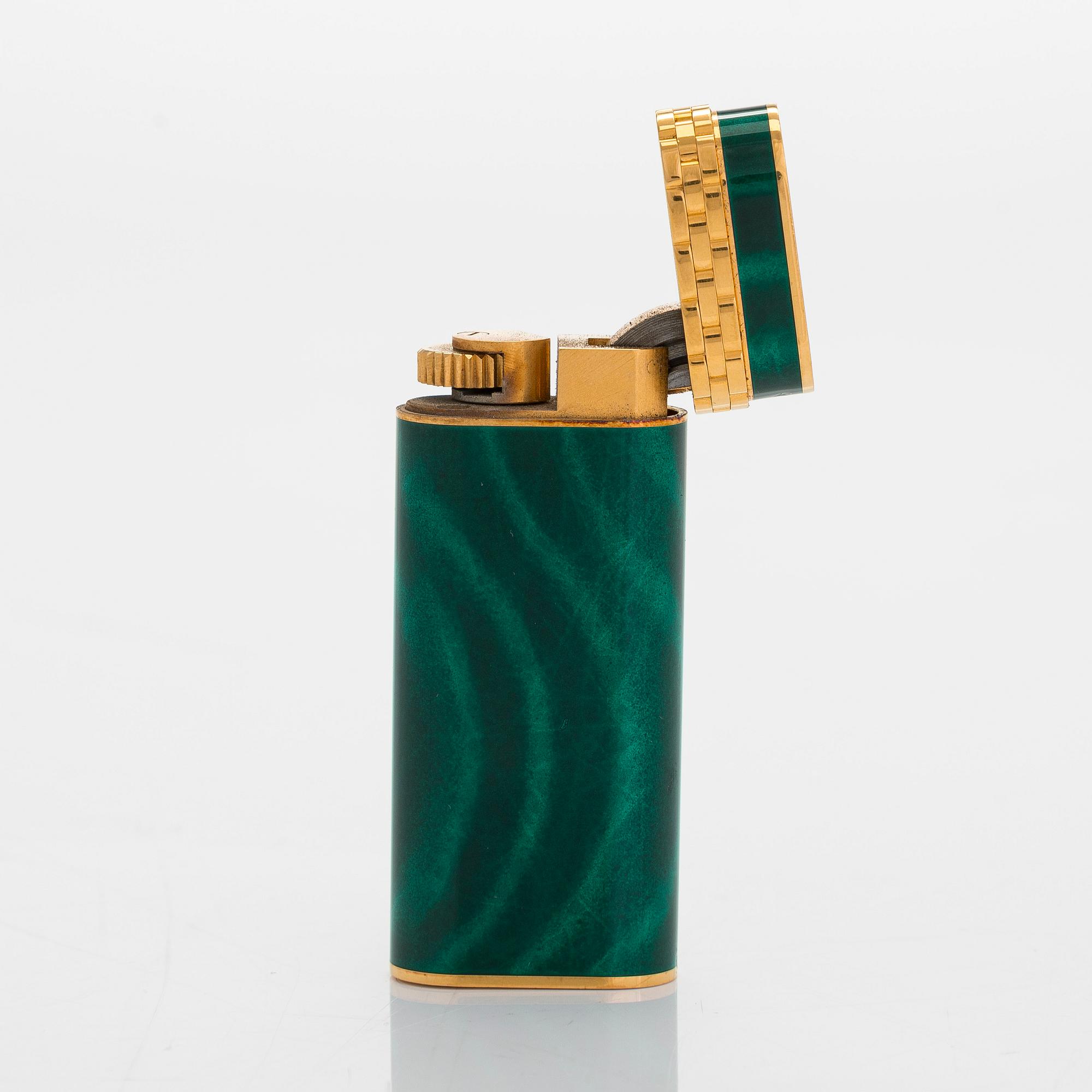 Cartier, Sytytin, lakattu ja kullattua metallia. Merkitty Cartier, Paris, 36846 X, Swiss made.