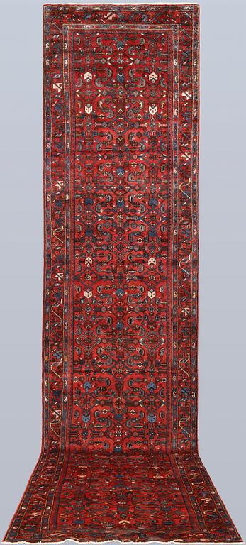 Gallery carpet, Hamadan, ca 505 x 113 cm.