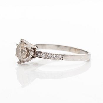 Ring, platina med en gulaktig diamant.