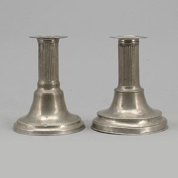 LJUSSTAKAR, 2 st snarlika, tenn, 1700/1800-tal.