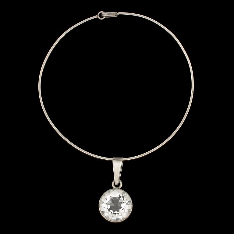 HALSRING, silver med fasettslipad bergkristall. Gert Thysell, Gussi, Malmö, 1972. Vikt 35 g.