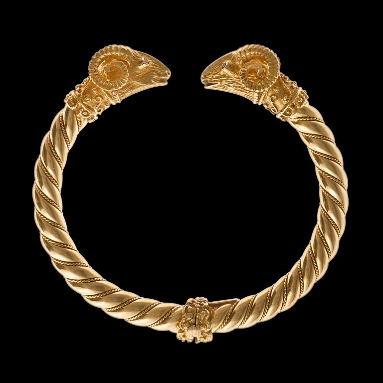 RANNERENGAS, 18K kultaa rubiineja, briljanttihiottuja timantteja n. 0.6 ct. Paino 47,2 g.