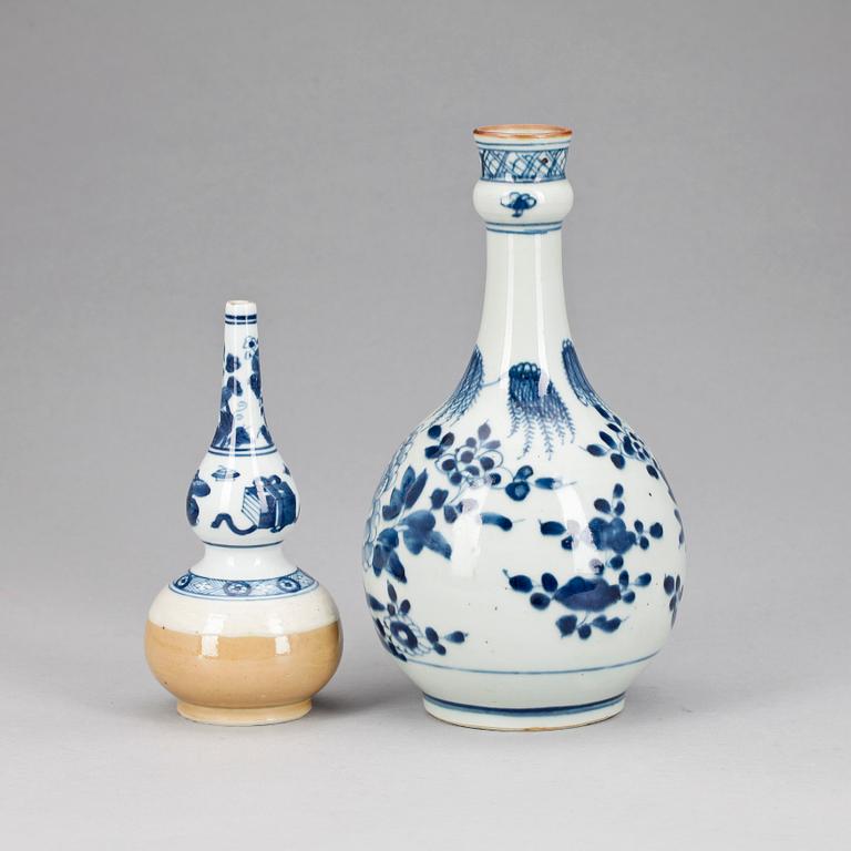 FLASKOR, två stycken, kompaniporslin. Qing dynastin, Qianlong (1736-95).