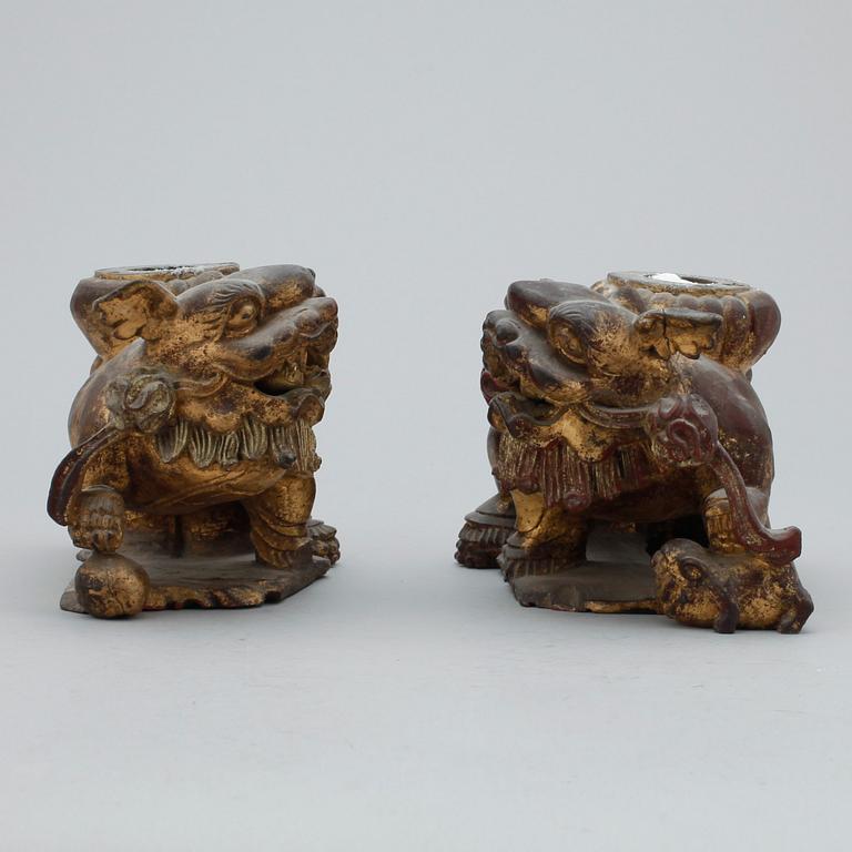 LJUSSTAKAR, ett par. Trä. Orientaliska. 1900-tal.