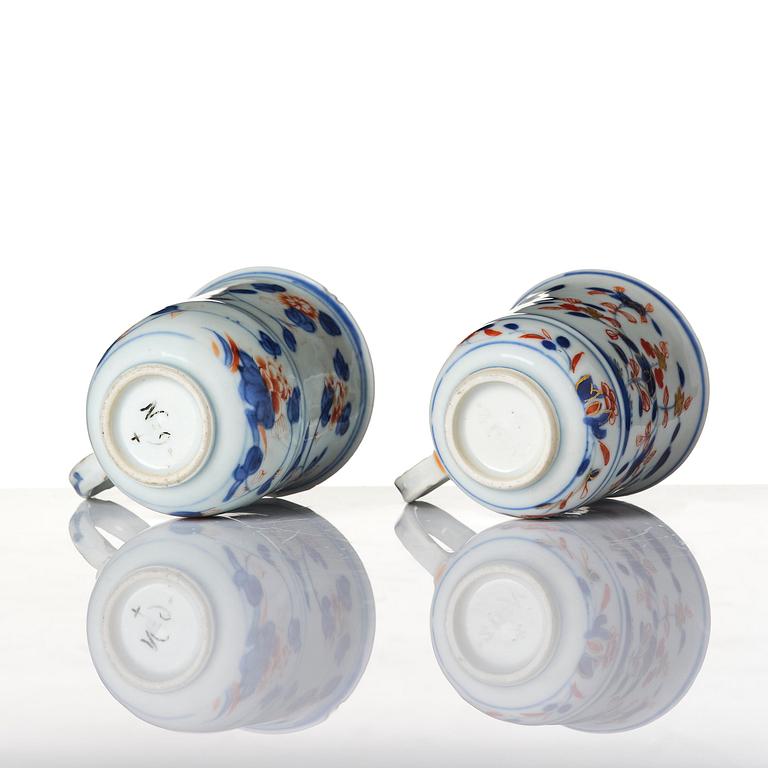 A set of two imari cups and a tea caddy, Qing dynasty, Kangxi (1662-1722). The tea cups with Johanneum mark.