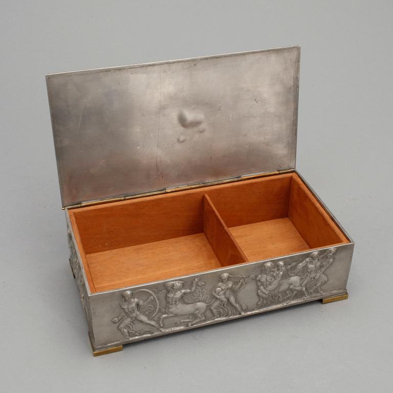 SKRIN, tenn och mässing, Herman Bergmans Konstgjuteri, Stockholm, 1940.