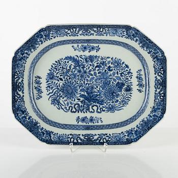 A Chinese blue and white porcelain charger, Qing Dynasty, Qianlong 1736-95.