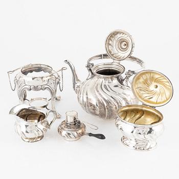 Tekanna med rechaud, gräddsnipa och sockerskål, silver, Stockholm 1918-1920. Rokokostil.