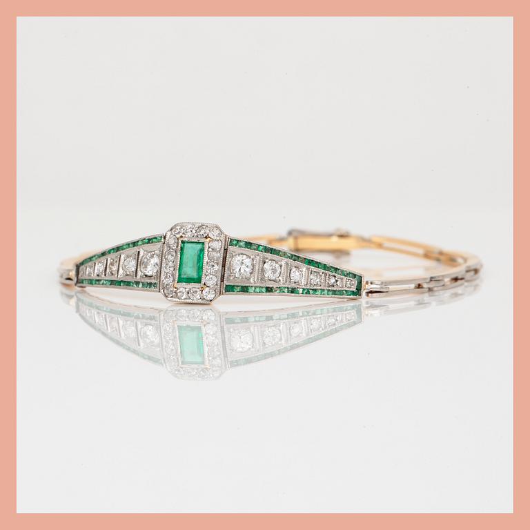 ARMBAND, 18K guld och silver med olika slipade diamanter tot ca 0,72 ct och smaragder. Total vikt ca 9,79 g.