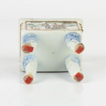 A small porcelain censer with cover, Qing dynasty, 19th Century.