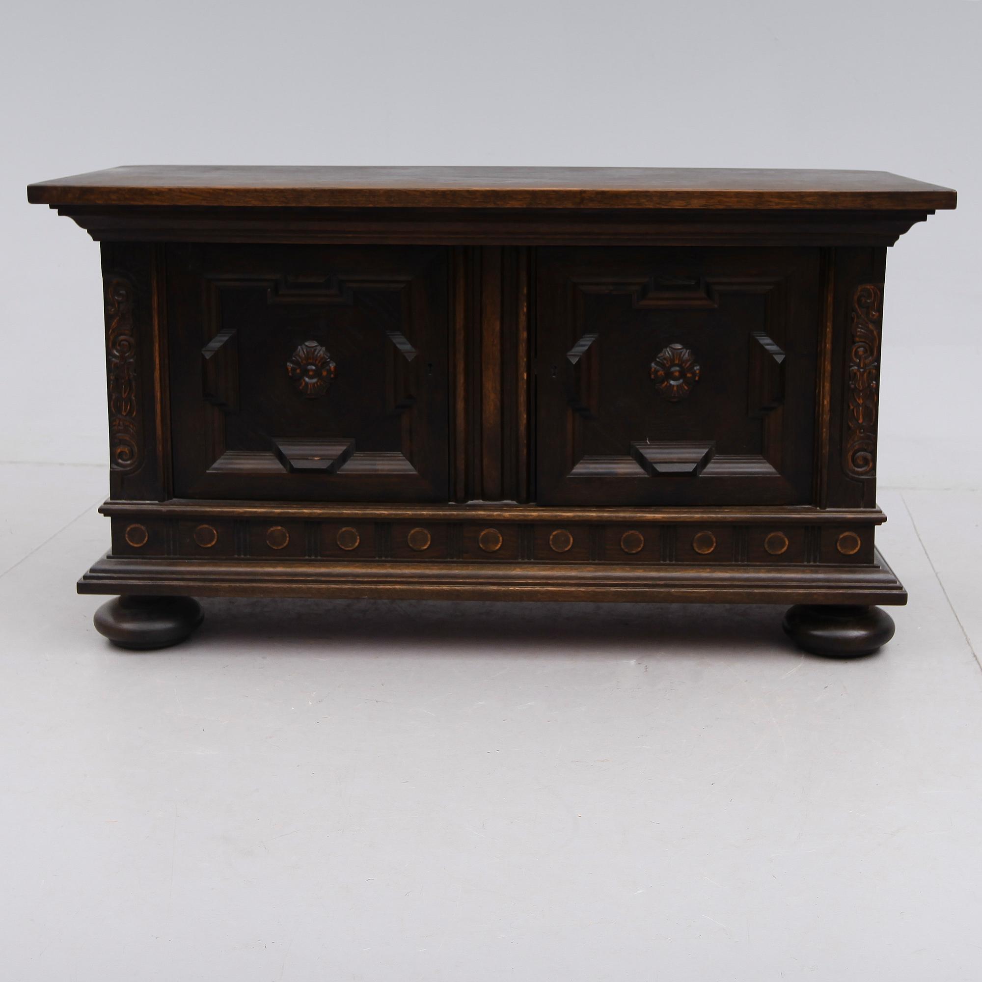 SERVERINGSSKÅP, barockstil, 1900-talets första hälft.