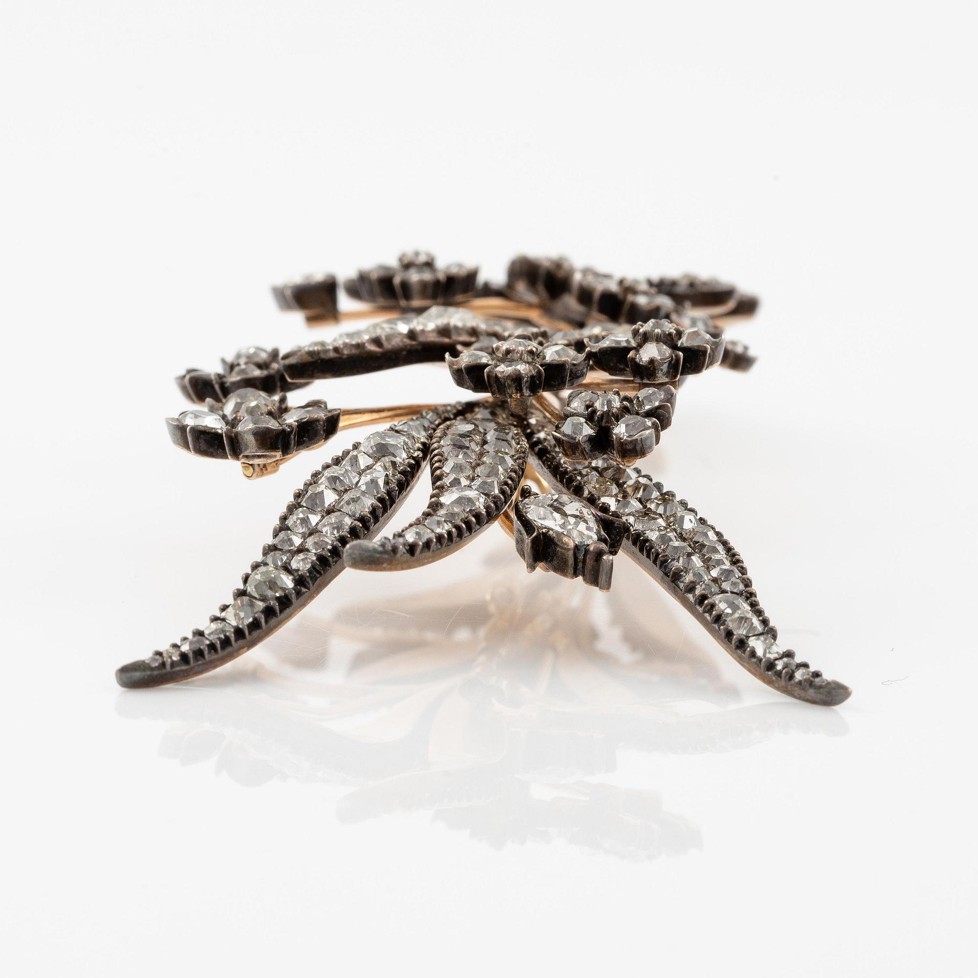 A brooch in 14K gold and silver with old-cut diamonds, 19th century.