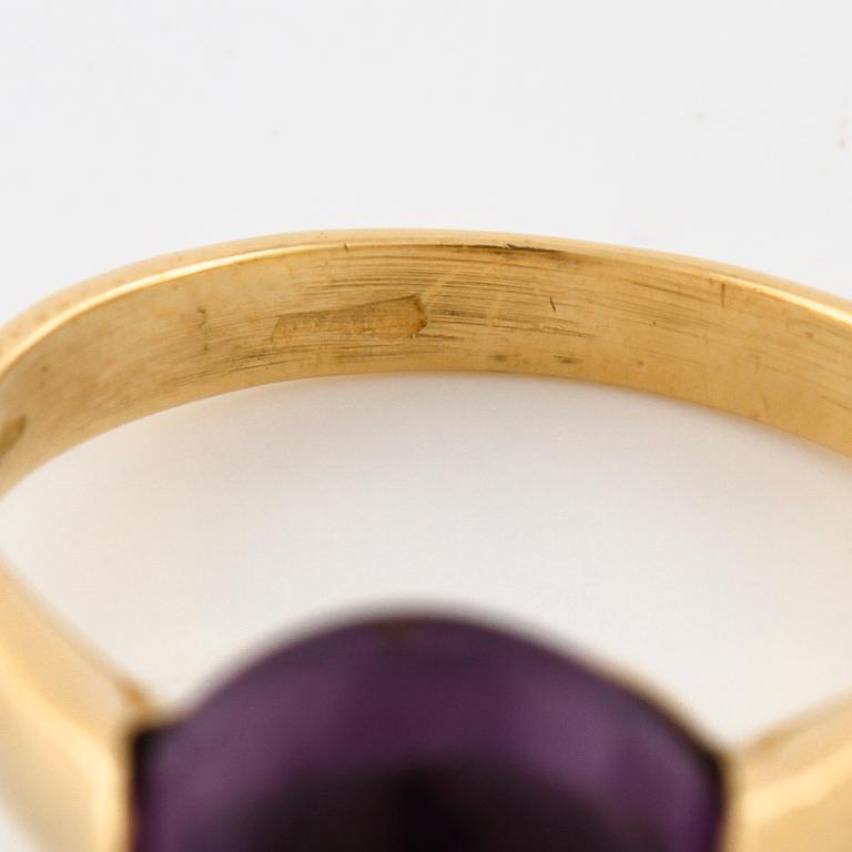 A cabochon cut amethyst.