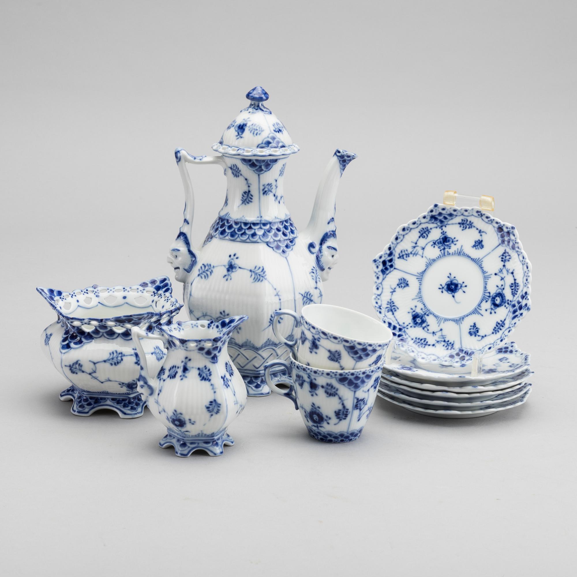 DINNERWARE, 15 pieces, "Musselmalet", Royal Copenhagen.