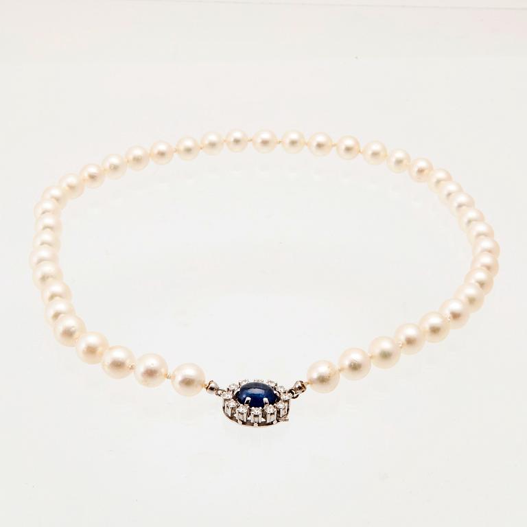 Necklace with cultured pearls, clasp in 18K white gold with cabochon-cut sapphire and round brilliant-cut diamonds.