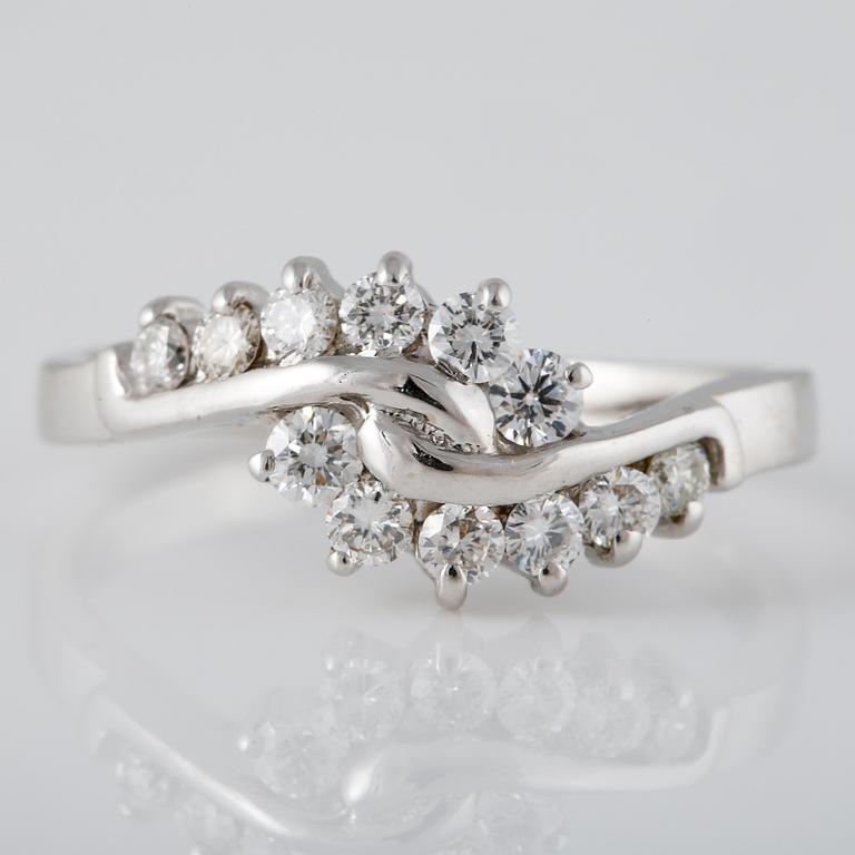 RING, 18K vitguld med briljantslipade diamanter ca 0.50 ct. Vikt 2,9 gram.
