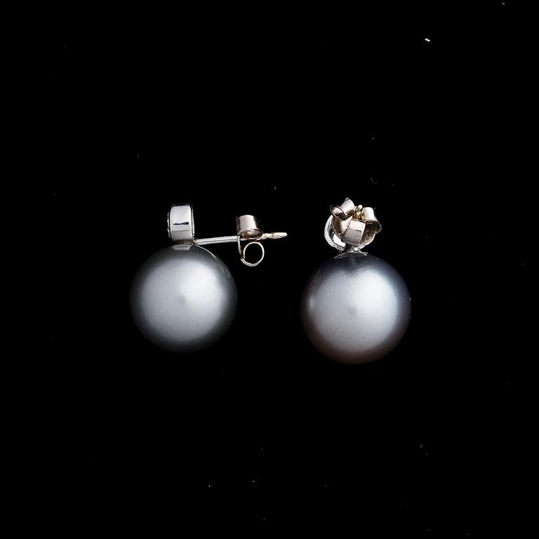 A PAIR OF EARRINGS, cultured South Sea pearls, brilliant cut diamonds, 18K white gold.