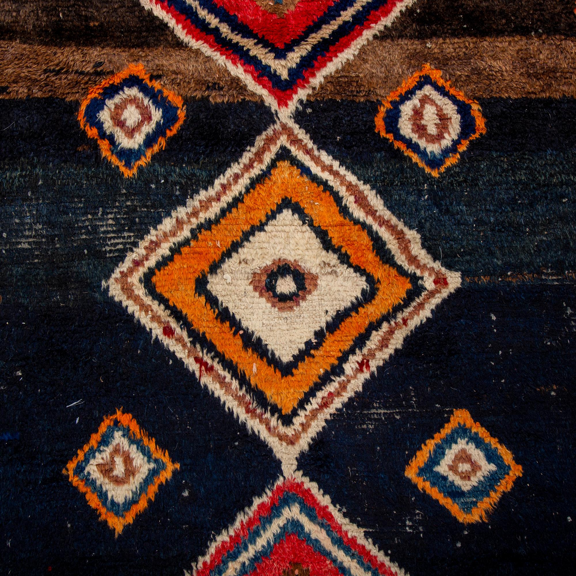 A CARPET, Antique Gabbeh, ca 312,5 x 127,5 cm.