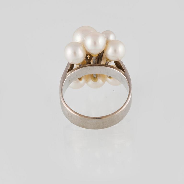 RING, 14K vitguld med odlade pärlor samt två briljantslipade diamanter. Vikt 7,2 gram.