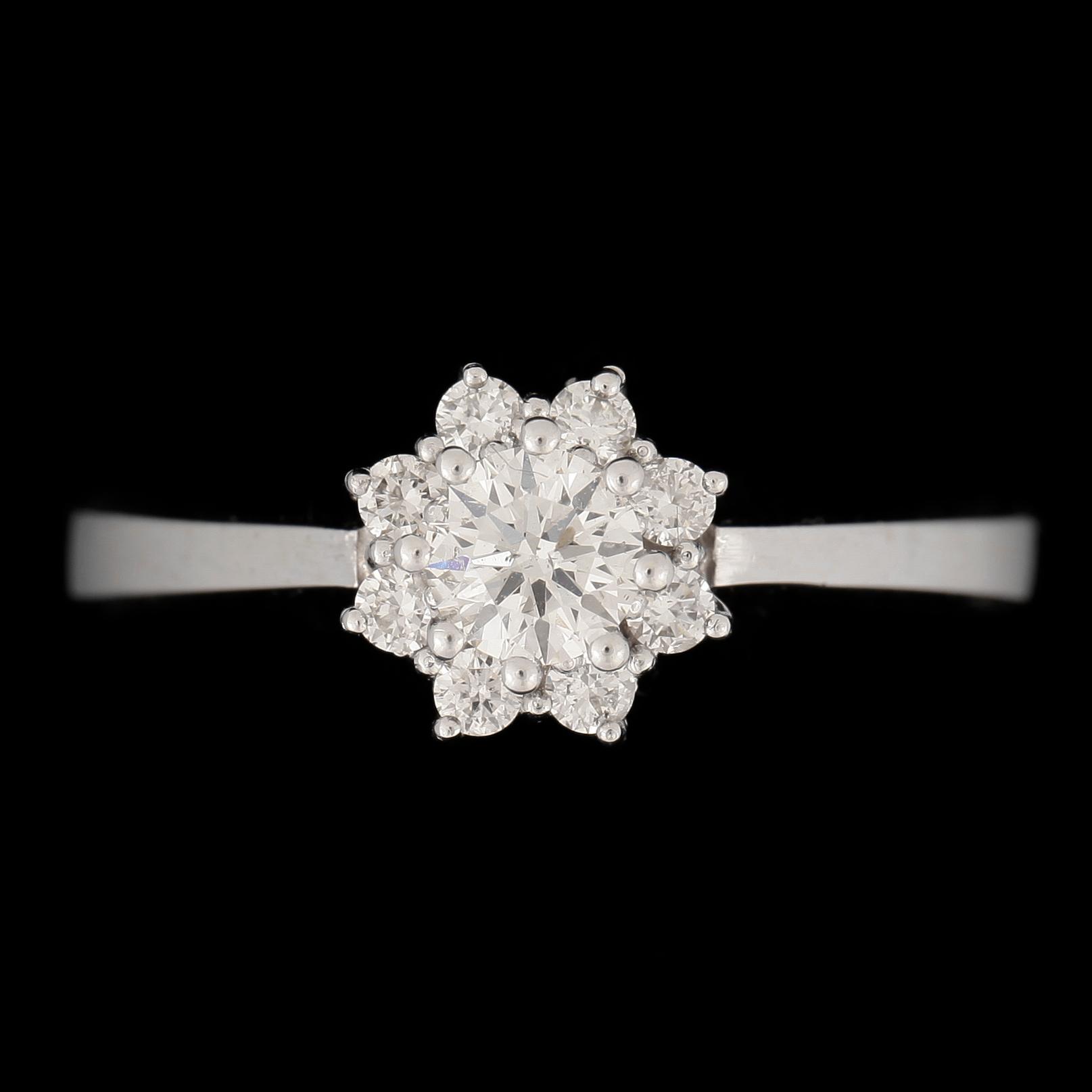 RING, 14k vitguld med briljantslipade diamanter, centralt  ca 0,31 ct samt 8 st tot ca 0,19 ct. Vikt ca 2,74 gram.